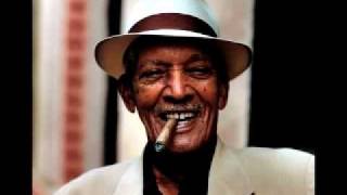 Compay Segundo  Es Mejor vivir así feat Martirio Live Olympia París 1998 [upl. by Sender112]