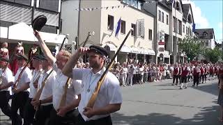 Der Vorbeimarsch an Majestäten Peter Riepe und Karin Latzel Schützenfest Beverungen [upl. by Douville957]