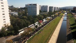 Imagini din dronă în zbor peste rândul de închinători ai Sfinților Parascheva și Pantelimon [upl. by Enylecoj491]