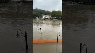 Maltempo La situazione ai murazzi dei Po a Torino il 27 ottobre 2024  L’onda di piena del Po [upl. by Nulubez]