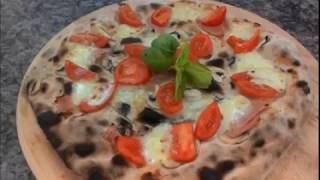 Pizza con Mozzarella Funghi Prosciutto e Pomodorini [upl. by Frye]