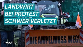 BauernProteste Autofahrer durchbricht Blockade und erfasst Landwirt [upl. by Romilly130]