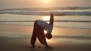 Découvrez le yoga proposé par SADHGURU pendant une retraite dune semaine dans un cadre exceptionnel [upl. by Hsakiv]