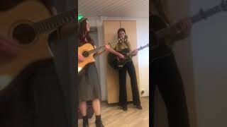 Rock ja popjazzopettajat Anna Vihonen ja Paula Rautamaa popupkeikalla [upl. by Ummersen]