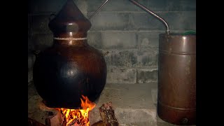 Elaboración artesanal del aguardiente de orujo destilación del bagazo de uva en alambique de cobre [upl. by Elfstan245]