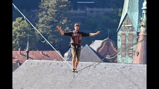 HochseilArtist balanciert zwischen Heiliggeist und Jesuitenkirche in Heidelberg [upl. by Kalle581]