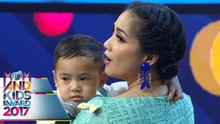 Gempi dan Rafathar Sama Sama Udah Jago Nyanyi  Mom amp Kids Awards 2017 1312 [upl. by Bull202]