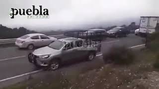 Montan retenes falsos para asaltar en la autopista PueblaOrizaba [upl. by Ardnassac433]