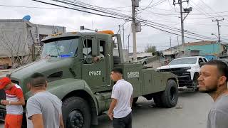 Soldados del Ejército Mexicano se hacen respetar frente a civiles en Nuevo Laredo [upl. by Sutit]