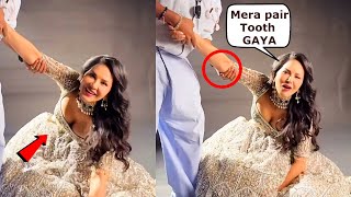 सबके सामने पैर फिसल गया  Sunny Leone funny fails on stage  unseen video [upl. by Anoirtac937]