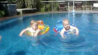 Bebes mellizos chapoteando en la piscina  Twins babies splashing in the pool [upl. by Esidnac128]