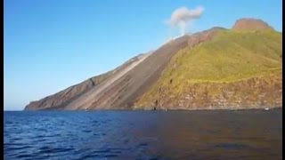 Stromboli vom Meer aus [upl. by Ynnaffit]