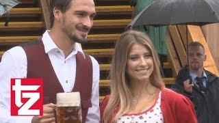 FC Bayern München Schicke Spielerfrauen im Dirndl  Oktoberfest 2016 [upl. by Adao732]