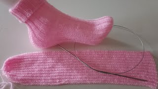 Die einfachsten Socken der Welt gleichzeitig stricken  ohne Ferse mit einer Rundstricknadel [upl. by Sorce457]