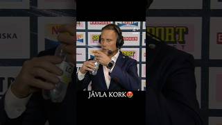 Roger Rönnberg gillar inte dessa korkar😂 Frölunda FrölundaHC SHL [upl. by Puklich549]