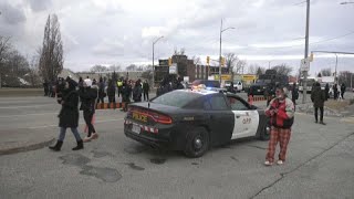 Canada Polizia sgombera gli ultimi manifestanti dal ponte Ambassador [upl. by Ley]