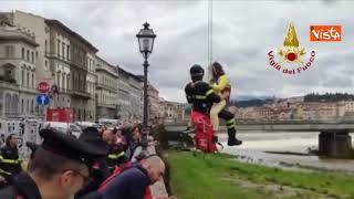 La piena improvvisa di un canale di scolo sul Lungarno a Firenze [upl. by Treblah77]