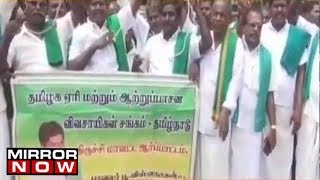 Cauvery Dispute Farmers Wear Noose Around Their Neck And Protest For Formation Of Board [upl. by Hultgren]