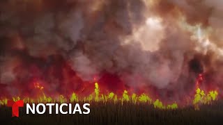 Bomberos en Canadá provocan un incendio para frenar otro de mayor intensidad  Noticias Telemundo [upl. by Spooner]