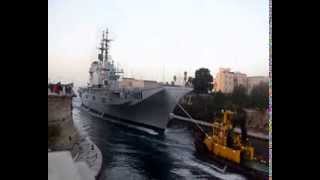 Passaggio della nave Garibaldi e del sommergibile dal canale navigabile di Taranto [upl. by Arek]