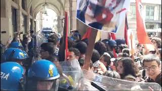 Padova Studenti cercano di entrare al Bo al grido di «Libertà per Gaza» scontri con la polizia [upl. by Bonney]