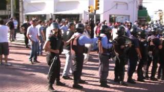 Los Policias corren para impedir el ingreso de gendarmeria y prefectura a la zona [upl. by Olumor547]