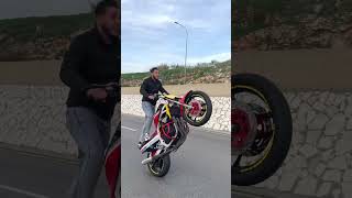 Gsxr 750 in lebanon abo khaled hamad موتسيك حركة بهلوانيا على طريق لبنان [upl. by Pournaras]