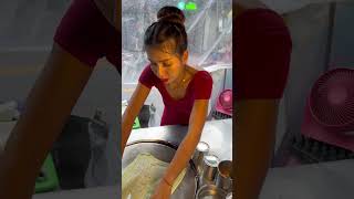 Puy roti lady bangkok Famous women selling roti Saladaeng Bangkokโรตีร้านดัง ศาลาแดง [upl. by Cooper141]