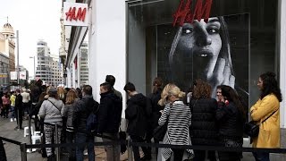 Balmain desata la locura con largas colas en HampM en todo el mundo [upl. by Hyps122]