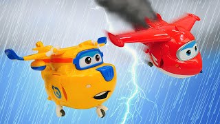 Jett affronta una tempesta Video con gli aerei giocattolo Super Wings giocattoli [upl. by Hartzell]