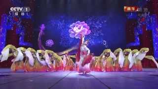 Traditional Chinese dance  quotflowers contend in beautyquot by Li qian Lin Chen [upl. by Staten]