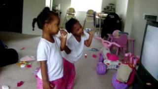 Twins Singing Along w Yo Gabba Gabba [upl. by Oile]