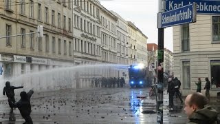 ExplosionenCS GasWasserwerferBrandanschläge Kriegsartige Demo in LeipzigConnewitz [upl. by Tyler]