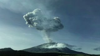 Mexique les voisins du Popocatepetl se préparent à évacuer [upl. by Ylenats]