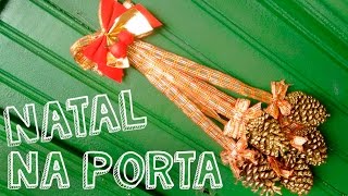 DIY decoração de Natal  Enfeite de porta com pinha [upl. by Kcaz]