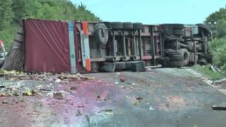 Autobahnunfall Gurkenlaster fliegt quer auf Gegenfahrbahn [upl. by Beetner34]