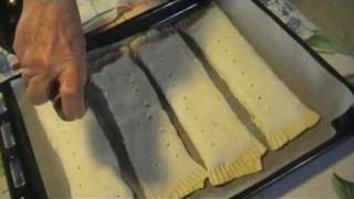 Strudel di scarole al forno con olive capperi acciughe pinoli e uvetta [upl. by Scribner349]