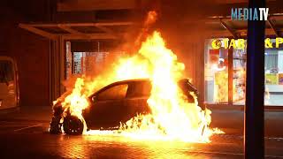 Geparkeerde auto volledig uitbrand in winkelstraat Beijerlandselaan Rotterdam [upl. by Merchant]