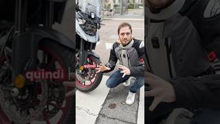 In moto sul bagnato quali sono i pericoli guidasulbagnato viverelamoto insella moto [upl. by Synned]