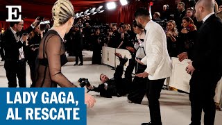 Lady Gaga ayuda a un fotógrafo tras caer en la alfombra roja de los Oscar 2023  EL PAÍS [upl. by Arihk]