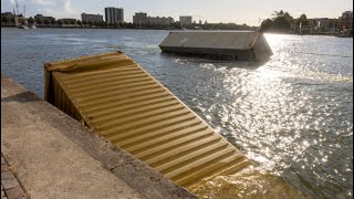 Meerdere containers te water nadat schip tegen Willemsbrug in Rotterdam vaart [upl. by Missie189]