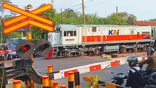 Palang pintu perlintasan kereta api  railroad crossing  KA Progo [upl. by Nwahsed]