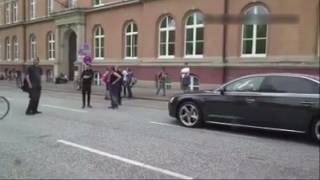 G20  Diplomaten Fahrzeug durchbricht Blockade Hamburg [upl. by Frodeen]