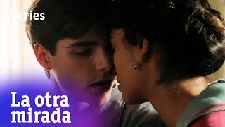 La otra mirada Roberta besa a Tomás Capítulo16  RTVE Series [upl. by Ninon]