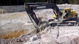 Volvo 210 Excavator Hogging Dirt [upl. by Lada]