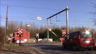 Spoorwegovergang Bahnübergang Hoesselt in België [upl. by Ahsitneuq]