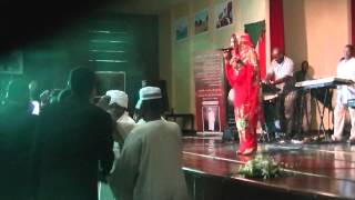 الفنانة نسرين هندي في مهرجان تكريم المهندس على ابوزيد  النادي السوداني بابوظبي 2014 [upl. by Donielle]