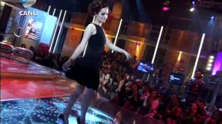 İrem Sak  Sürünüyorum  Beyaz Show  02032012 [upl. by Alfeus]