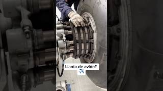 Cambio de neumáticos de un avión ✈️ avion mecanica automotriz tallermecanico reparaciones [upl. by Yearwood130]