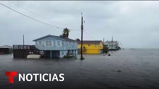 Comunidades enteras de la costa de Texas están aisladas por las inundaciones  Noticias Telemundo [upl. by Kornher]